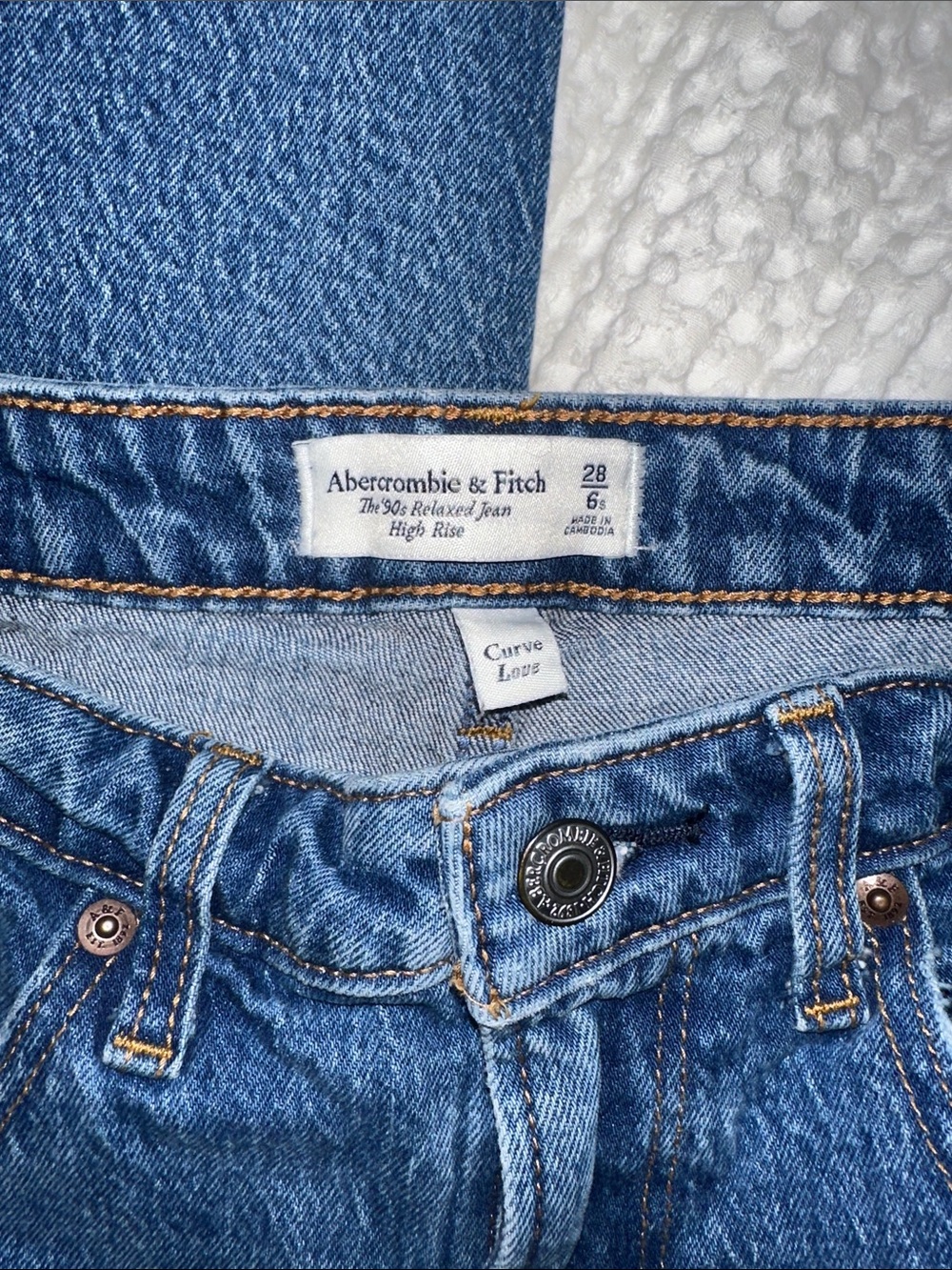 Abercrombie & Fitch 90s high rise jeans. SHORT - Picture 2 of 6